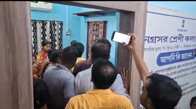 অন্নপূর্ণা ভাণ্ডারের টাকা না পেয়ে চন্দ্রকোনারোড বিডিও অফিসে বিক্ষোভ মহিলাদেরl