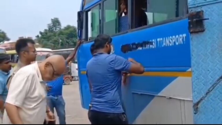 যাত্রী বিভ্রান্তি রুখতে বাস থেকে মুছে ফেলা হল ভুয়ো সরকারি লোগো ও স্টিকার।