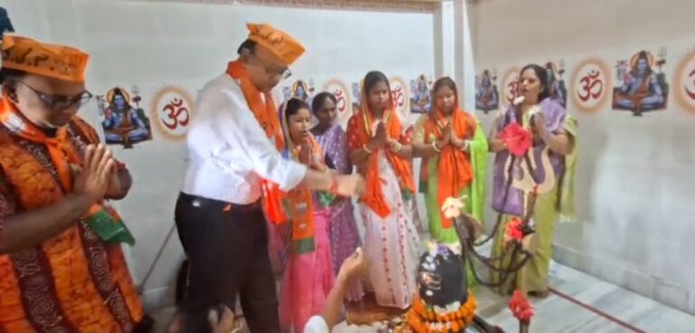 প্রধানমন্ত্রীর সুস্বাস্থ্য ও দীর্ঘায়ু কামনায় শিব মন্দিরে বিশেষ প্রার্থনা।