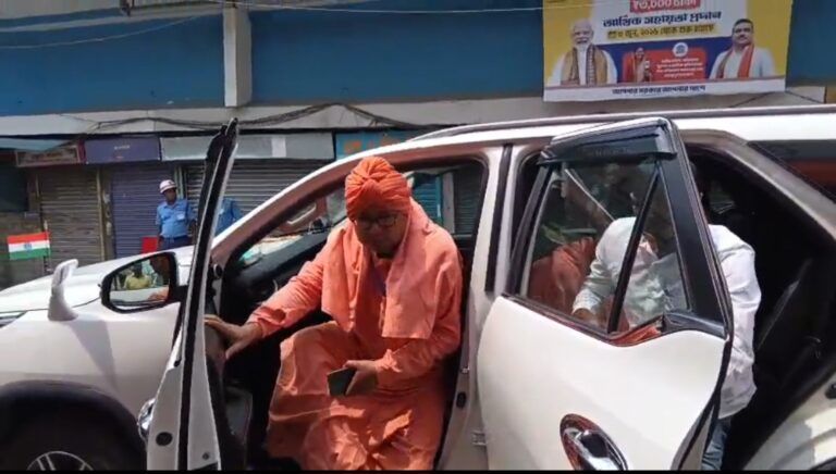 চার জেলার উন্নয়ন পর্যালোচনায় মালদায় মুখ্যমন্ত্রী, প্রশাসনিক বৈঠকে উপস্থিত জনপ্রতিনিধিরা।