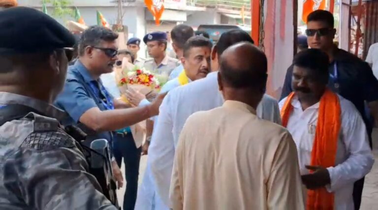 বিজেপি সদর কার্যালয়ে শুভেন্দুকে উষ্ণ অভ্যর্থনা, এরপর প্রশাসনিক বৈঠকে যোগদান।