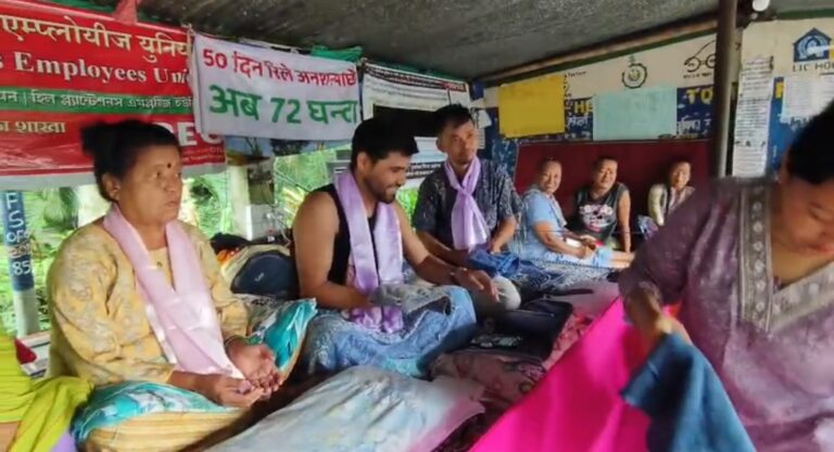 ২২ ঘণ্টার অনশনে অসুস্থ ৫ শ্রমিক, দাবিতে অনড় লংভিউ চা বাগানের কর্মীরা।