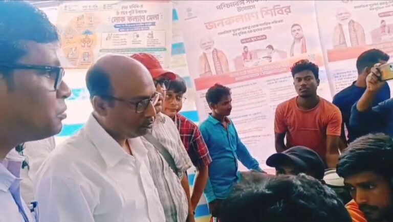 কেশপুরের জনকল্যাণ শিবির পরিদর্শনে জেলা পরিষদের সচিব ও বিডিও।