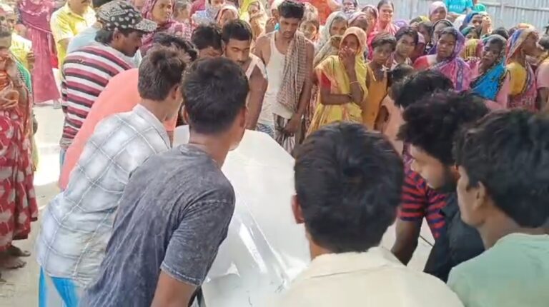 তিন দিন পর গ্রামে পৌঁছাল মা ও মেয়ের মরদেহ, কান্নায় ভেঙে পড়ল জনমদল।
