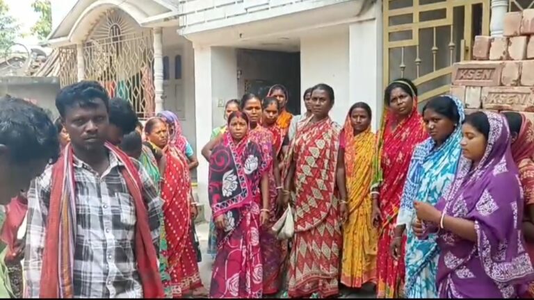 আবাস প্রকল্পে কাটমানির অভিযোগ, বিক্ষোভে ফেটে পড়লেন আদিবাসী পরিবারের মহিলারা।