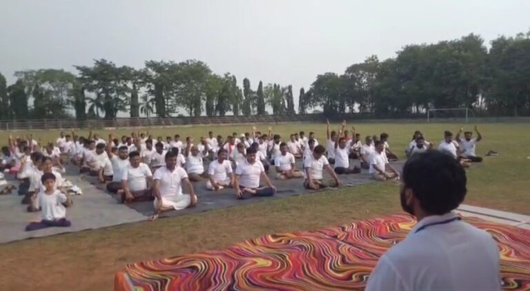 আন্তর্জাতিক যোগ দিবসকে সামনে রেখে গড়বেতা স্টেডিয়ামে যোগ শিবির।