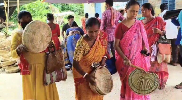 আষাঢ়ে জামাই ষষ্ঠী, দাম বাড়লেও কমেনি কেনাকাটার উৎসাহ।