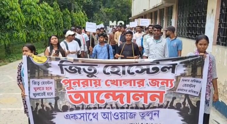 দীর্ঘদিন বন্ধ ছাত্রাবাস, ক্ষোভে ফুঁসছেন আদিবাসী পড়ুয়ারা।