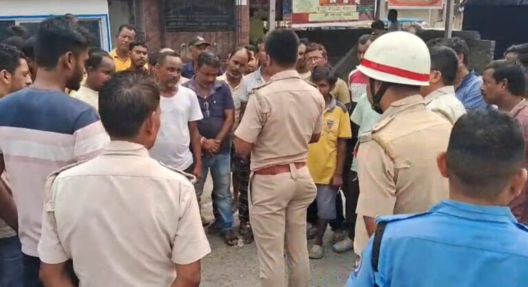 ট্রাফিক নিয়ম মানতেই জোর, ফালাকাটায় টোটোচালকদের সচেতন করল পুলিশ।