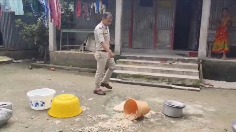 ফালাকাটার ধুলাগাঁওয়ে চোলাই মদ তৈরির আস্তানায় হানা, বাজেয়াপ্ত সরঞ্জাম।