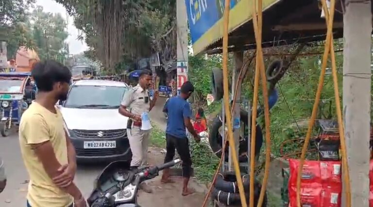 জাতীয় সড়কের ধারে জবরদখল সরাতে মাঠে মালদা জেলা ট্রাফিক পুলিশ।