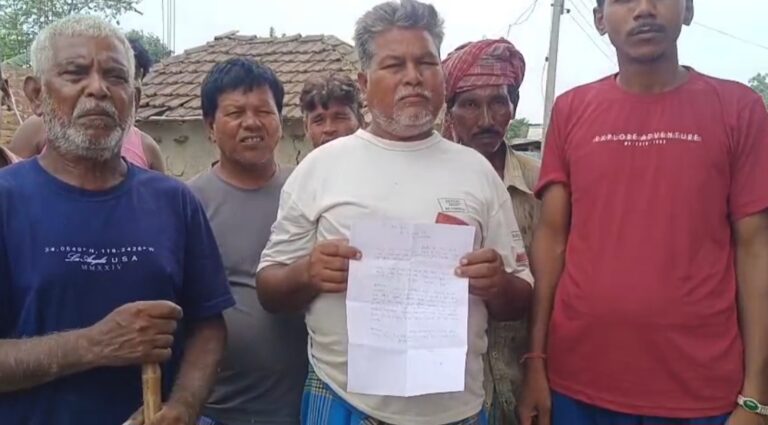 ঘর পাইয়ে দিতে টাকা নেওয়ার অভিযোগে হরিশ্চন্দ্রপুরে উত্তাল গ্রামবাসীরা।