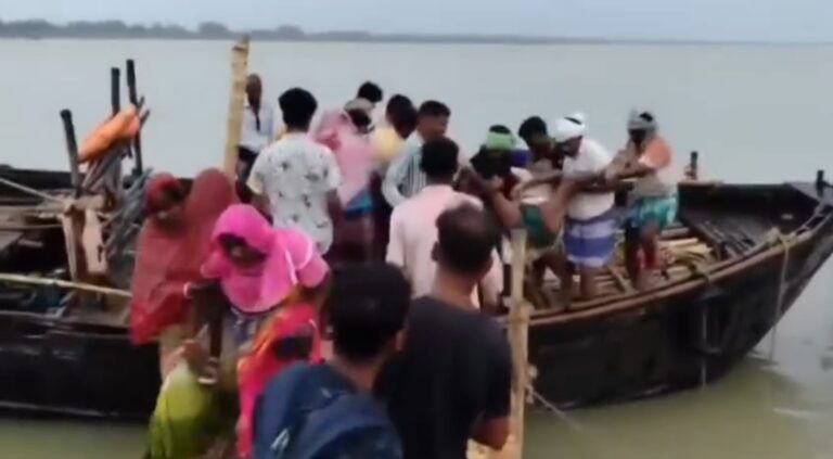 পারলালপুর ঘাটে নেমেই বজ্রপাতে মৃত্যু ৪, আহত একাধিক যাত্রী।