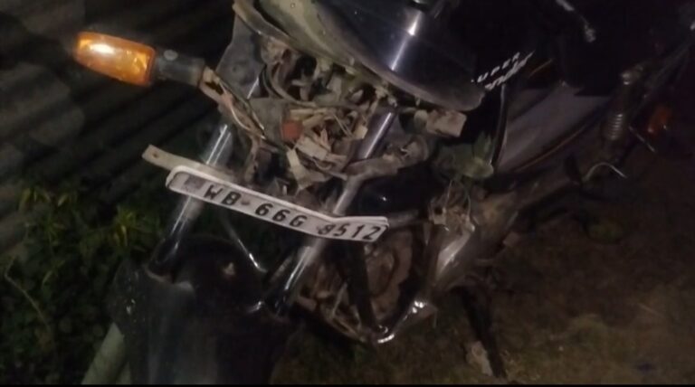 সাতমাইলে ভয়াবহ দুর্ঘটনা, বাইকের ধাক্কায় জখম টোটোর ৬ যাত্রী।
