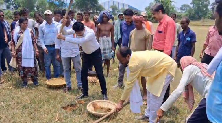 দীর্ঘ প্রতীক্ষার অবসান, শালবনিতে ফের শুরু ১০০ দিনের কাজ।