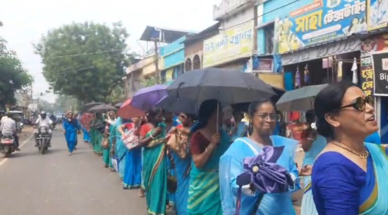 একাধিক দাবিতে গোয়ালতোড়ে বিক্ষোভ, CDPO-র হাতে স্মারকলিপি দিলেন ICDS কর্মীরা।