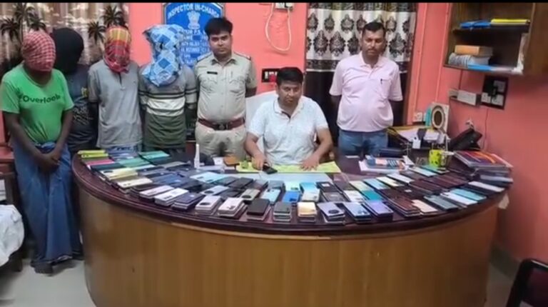 মালদায় বড়সড় অভিযান, ৪ লক্ষ টাকার ২১৬টি মোবাইল উদ্ধার; ধরা পড়ল চার পাচারকারী।