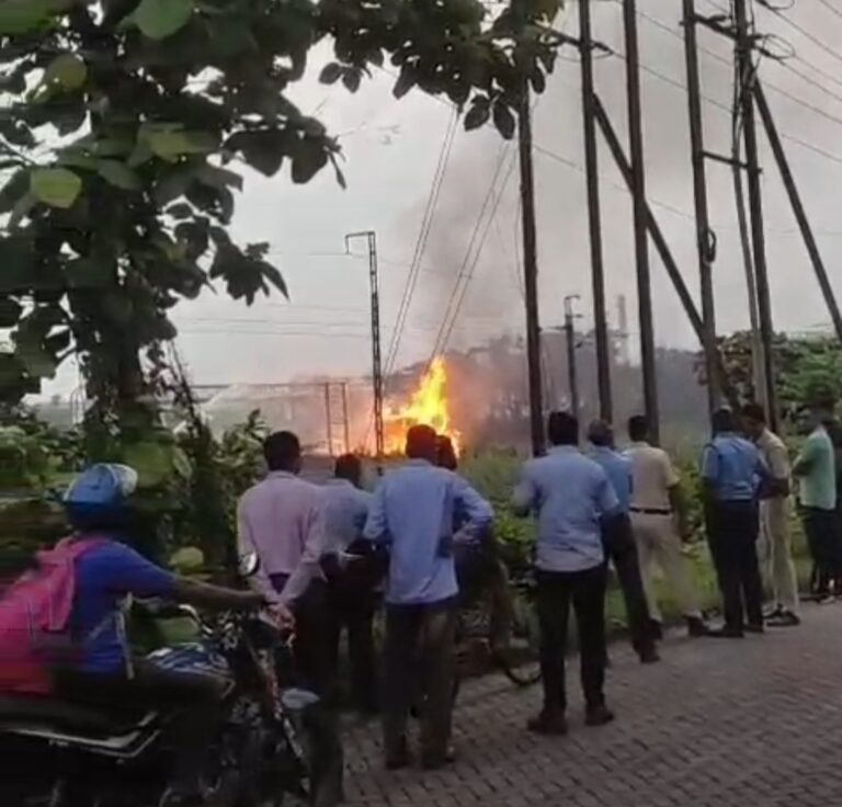 হলদিয়া পেট্রোকেমের পাইপলাইনে ন্যাপথা লিক, ভয়াবহ আগুনে পুড়ল একাধিক বাড়ি।
