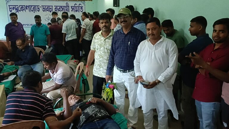 চিকিৎসক দিবসে চন্দ্রকোনারোডে রক্তদান শিবির, ১২০ জনের স্বতঃস্ফূর্ত অংশগ্রহণ।