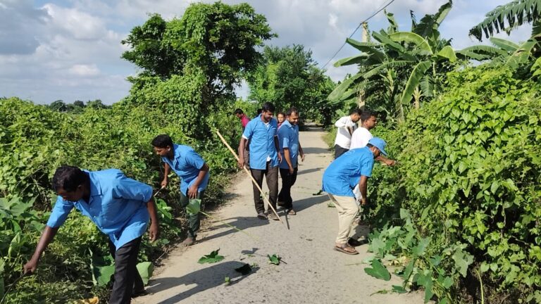 রাস্তার দু’ধারের আগাছা পরিষ্কারে উদ্যোগ, নবদ্বীপে স্বাস্থ্য ও পরিচ্ছন্নতা কর্মসূচি
