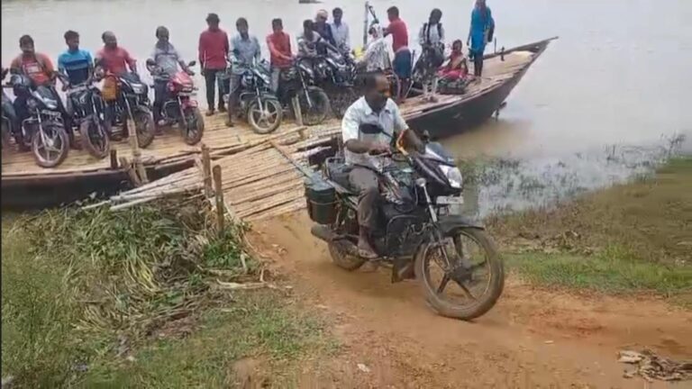 স্থায়ী সেতুর দাবিতে সরব গ্রামবাসী, শিলাবতী পারাপারে প্রতিদিন ঝুঁকি।