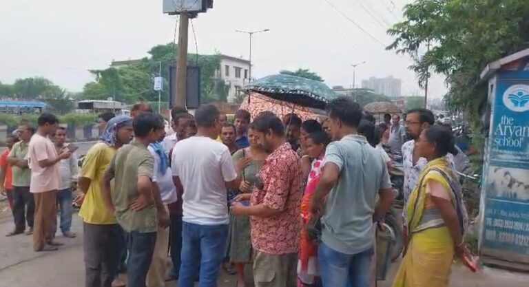 উচ্ছেদের আতঙ্কে সোদপুরের হকাররা, বিধায়কের দপ্তরে স্মারকলিপি ৫০০-রও বেশি দোকানদারের।