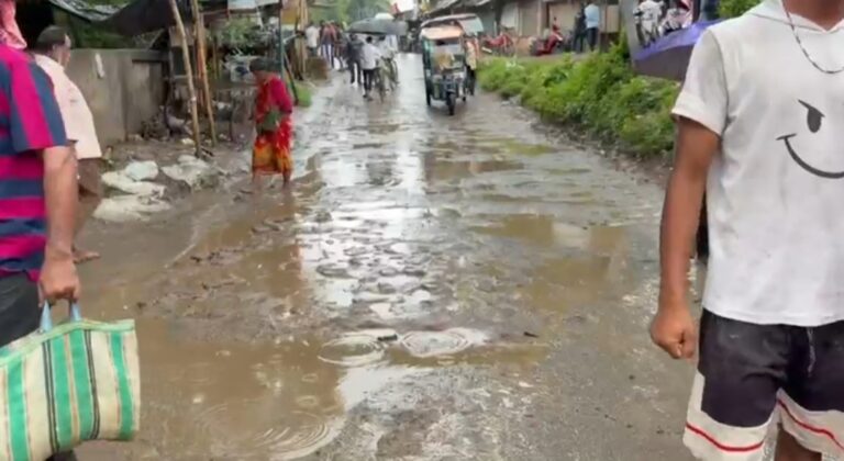 কোলাঘাটের দেনান নদী বাঁধ পরিদর্শনে জেলা পরিষদের সভাধিপতি ও বিধায়ক, সুরক্ষা জোরদারের আশ্বাস।