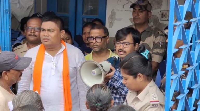 অন্নপূর্ণার ভাতা বঞ্চনার অভিযোগে গাজোলে তুমুল বিক্ষোভ, বিধায়ক-বিডিওর আশ্বাসে পরিস্থিতি শান্ত।