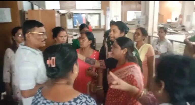 অন্নপূর্ণা প্রকল্পে বঞ্চনার অভিযোগ, পৌরসভার আধিকারিকের ঘরে ঢুকে ক্ষোভ প্রকাশ মহিলাদের।