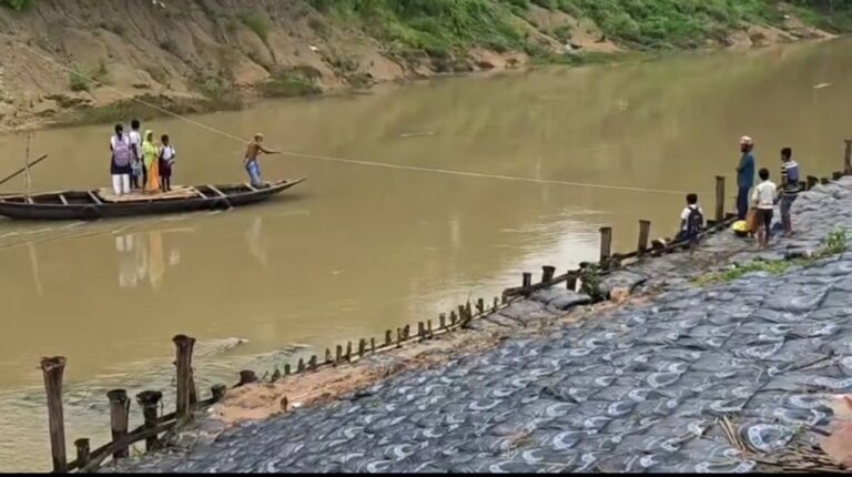 ব্রিজ নেই, নৌকোই ভরসা! জীবনের ঝুঁকি নিয়ে নদী পেরিয়ে স্কুলে যাচ্ছে চন্দ্রকোনার পড়ুয়ারা।