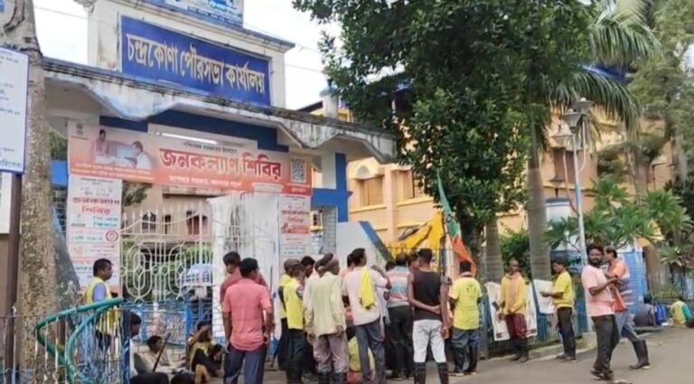 প্রাপ্য পারিশ্রমিকের দাবিতে কর্মবিরতি, চন্দ্রকোনা পৌরসভার গেটে VCT কর্মীদের বিক্ষোভ।