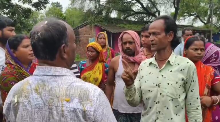 দুর্নীতির অভিযোগে প্রাক্তন তৃণমূল নেতার বাড়ি ঘেরাও, টাকা ফেরতের দাবিতে খড়্গপুরে বিক্ষোভ ও ডিম নিক্ষেপ।