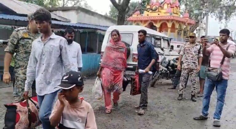 আদালতের নির্দেশে মহদিপুর সীমান্ত দিয়ে দেশে ফিরলেন বীরভূমের পরিযায়ী শ্রমিকের স্বামী ও দুই সন্তান।