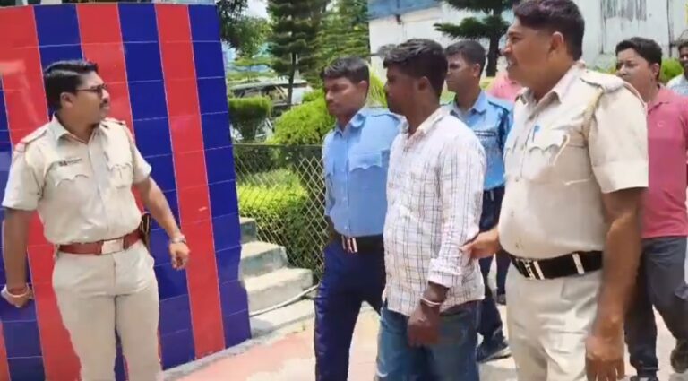 মানিকচক থেকে রতুয়া যাওয়ার পথে গ্রেফতার, পাচারকারীর ব্যাগ থেকে উদ্ধার নিষিদ্ধ সিরাপ।