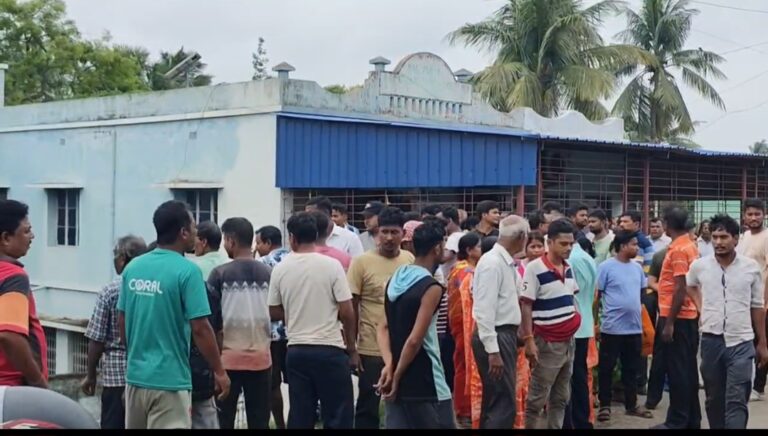 অন্নপূর্ণা প্রকল্পের টাকা না পাওয়ার অভিযোগ, খারুই-১ গ্রাম পঞ্চায়েতে তালা লাগিয়ে বিক্ষোভ গ্রামবাসীদের।