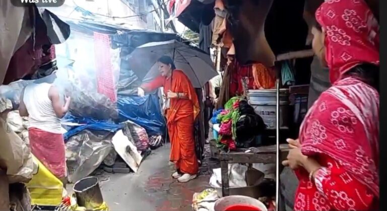 ফুটপাত দখলমুক্ত করতে সরেজমিনে পুরমন্ত্রী অগ্নিমিত্রা পাল, কলেজ স্ট্রিটে ‘নো ভেহিকেল জোন’-এর ভাবনা।