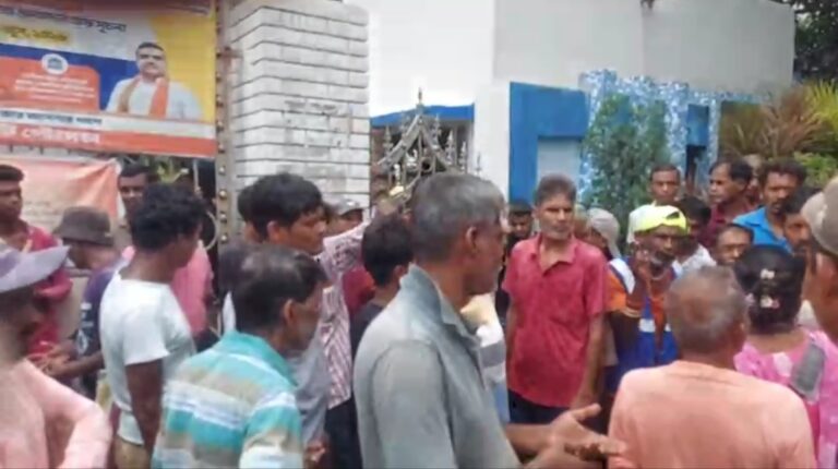 ৬০০ নির্মল বন্ধু কর্মীর গেট অবরোধে অচল পানিহাটি পুরসভা, ঘটনাস্থলে পুলিশ।