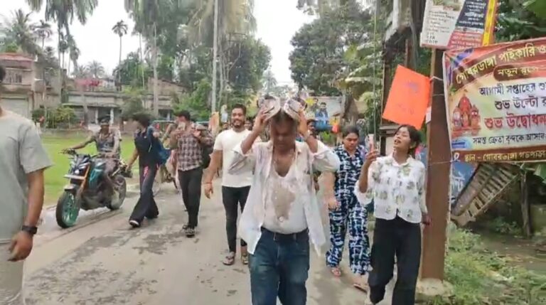 ছাত্রীদের শ্লীলতাহানির অভিযোগে উত্তাল গোবরডাঙ্গা হিন্দু কলেজ, অভিযুক্ত শিক্ষক আটক।