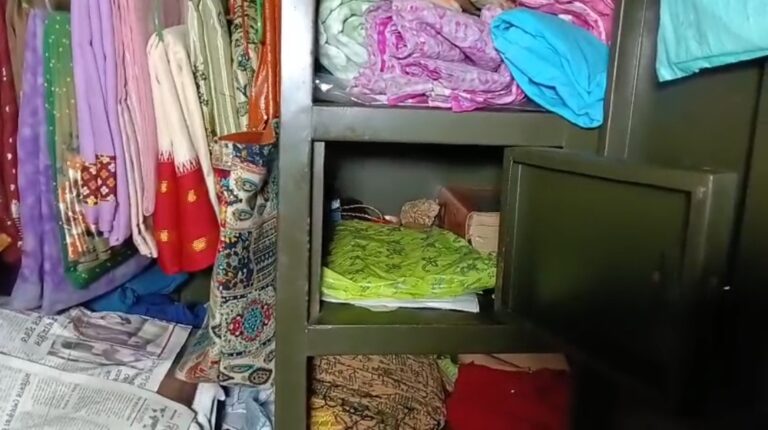 বেলঘড়িয়ায় এক রাতে পরপর দুই বাড়িতে দুঃসাহসিক চুরি, নগদ-সোনার গয়না লুটে আতঙ্ক ।