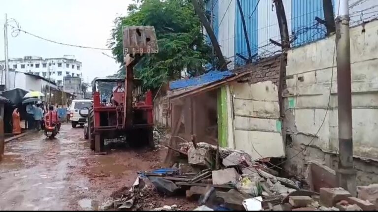 নীলগঞ্জ রোড সম্প্রসারণে ফের উচ্ছেদ অভিযান, পুলিশের উপস্থিতিতে ভাঙা হল অবৈধ নির্মাণ।