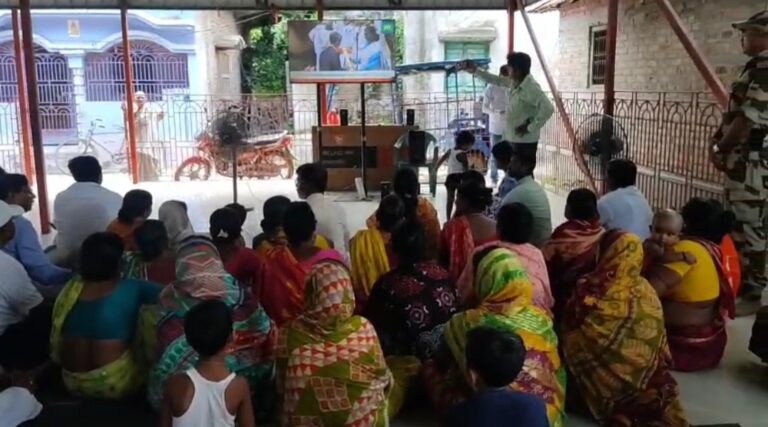 পুরাতন মালদায় প্রধানমন্ত্রীর ‘মন কি বাত’ শোনার আয়োজন, উপস্থিত সাংসদ খগেন মুর্মু।