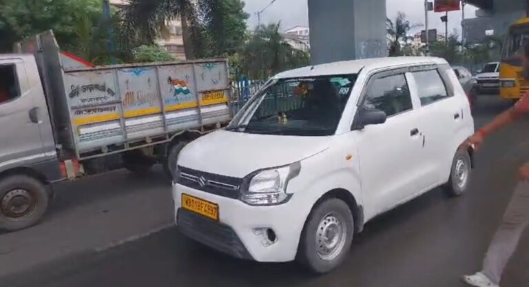 ১১ দফা দাবিতে ১২ ঘণ্টার অ্যাপ ক্যাব ধর্মঘট, কেষ্টপুরে যাত্রীদের ভোগান্তি।