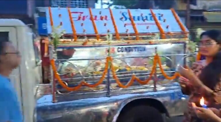 ছাত্র মৈনাক দাসের মৃত্যুর প্রতিবাদে সিউড়িতে মোমবাতি মিছিল, নিরপেক্ষ তদন্ত ও দোষীদের শাস্তির দাবি।