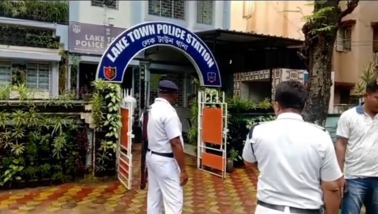 লেকটাউনে নাকা চেকিংয়ে বড় সাফল্য, গাড়ি থেকে উদ্ধার ৪ কেজি সোনার বিস্কুট।