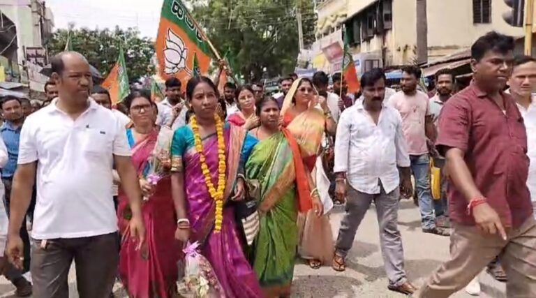 পাকুয়াহাটে পাল্টাল পঞ্চায়েতের ক্ষমতা? বোর্ড গঠনের পর বিজেপির বিজয় মিছিল।
