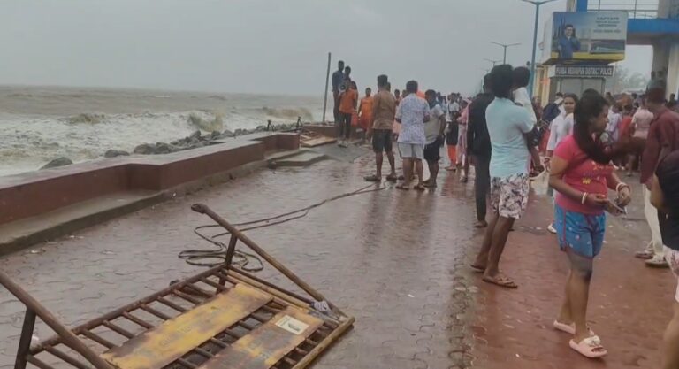 নিম্নচাপ ও ভরা কোটালের জেরে উত্তাল দীঘার সমুদ্র, পর্যটকদের সমুদ্রে নামায় নিষেধাজ্ঞা।