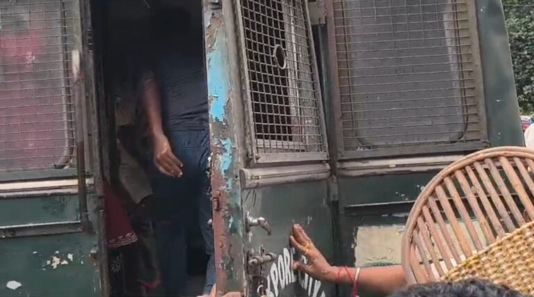 ভোট-পরবর্তী হিংসার মামলায় গ্রেপ্তার তৃণমূল নেতা গৌতম সাঁতরা, আদালত চত্বরে বিক্ষোভ।