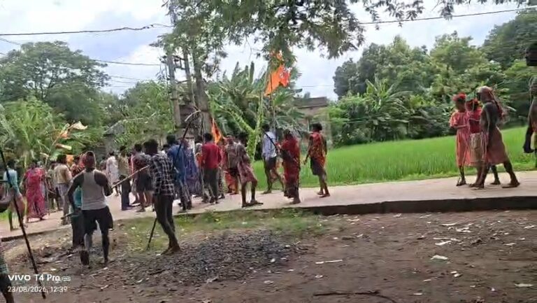 বাঁশ, লাঠি ও পাথর নিয়ে সংঘর্ষ! কেশপুরে বিজেপির দুই গোষ্ঠীর বিবাদ প্রকাশ্যে।