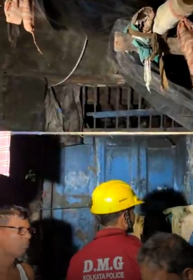 রাতের খাবার আর ঘুমের মাঝেই বিপত্তি, মানিকতলায় হুড়মুড়িয়ে ভেঙে পড়ল বাড়ির অংশ।