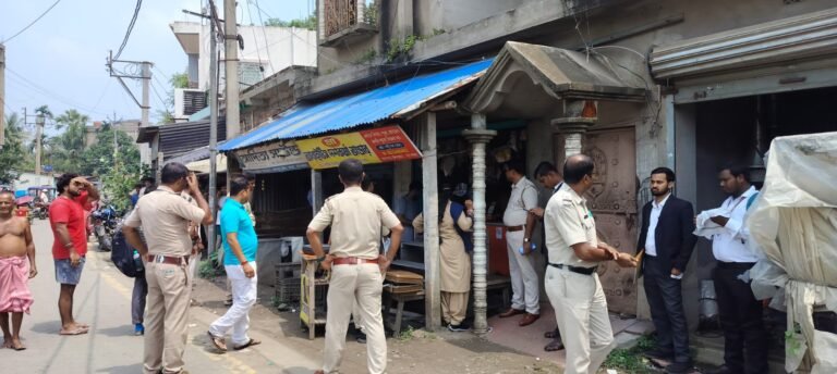 ১১ লক্ষ টাকার ঋণ, ৮ বছরেও শোধ নয়! আদালতের নির্দেশে কালনায় বাড়ি দখল ব্যাঙ্কের।